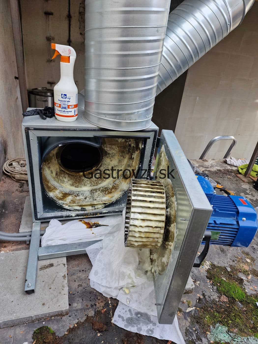Otvorený kuchynský ventilátor pri čistení — vybraté obežné koleso zanesené tukom